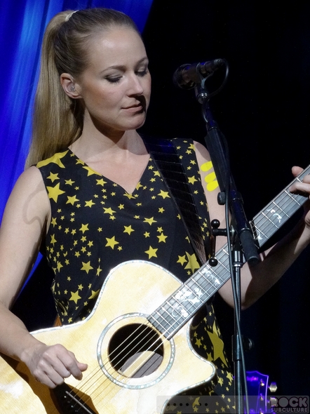 Jewel-Kilcher-Greatest-Hits-Tour-Concert-Review-2013-June-8-Wild-Horse-Pass-Chandler-Arizona-Photos-Video-01-RSJ