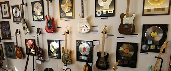Music-Rock-and-Roll-Pop-Stage-Studio-Used-Prop-Auction-Calendar-Schedule-Events-Dealers-Live-Auction-Houses-Catalogs-Dates-FI